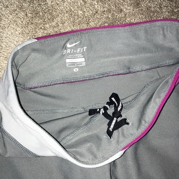 Nike Active Capri Leggings - Picture 2 of 3